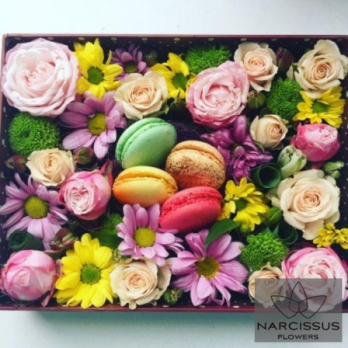 Sweet box коробка с розами, хризантемами и макарунами №49